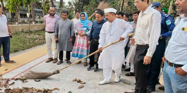  ঝাড়ু হাতে পরিচ্ছন্নতা কার্যক্রম উদ্বোধন করলেন গয়েশ্বর